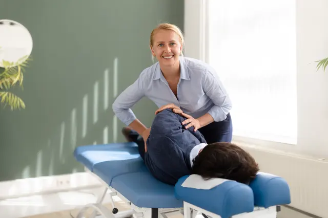 Chiropractor onderzoekt een cliënt tijdens de intake bij TOPCHIRO Roosendaal