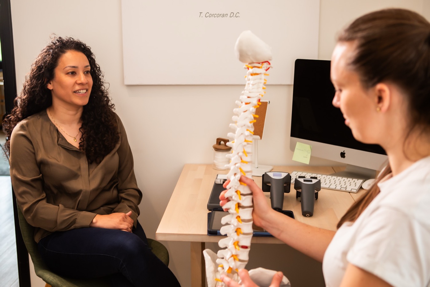 Chiropractor legt met een wervelkolommodel uit wat de scan laat zien bij TOPCHIRO Roosendaal