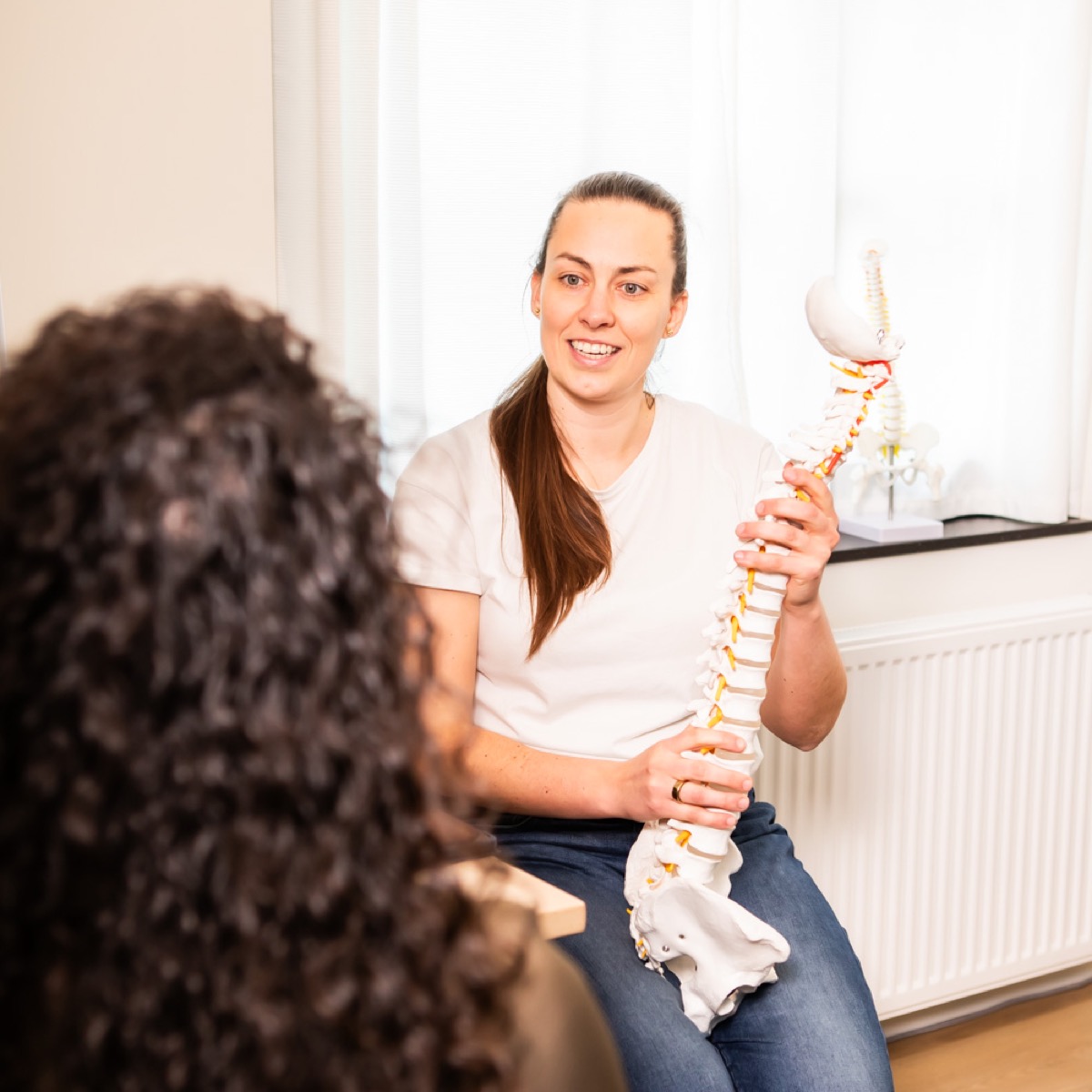 Chiropractor bespreekt het persoonlijke zorgplan met een cliënt bij TOPCHIRO Roosendaal